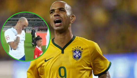 Futbolista brasileño es suspendido tras rascarse la cara cuando sonaba el himno nacional de China (VIDEO)