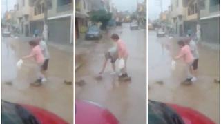 ¡Amor del bueno! Abuelito ayuda así a su esposa a cruzar calle afectada por el huaico (VIDEO)