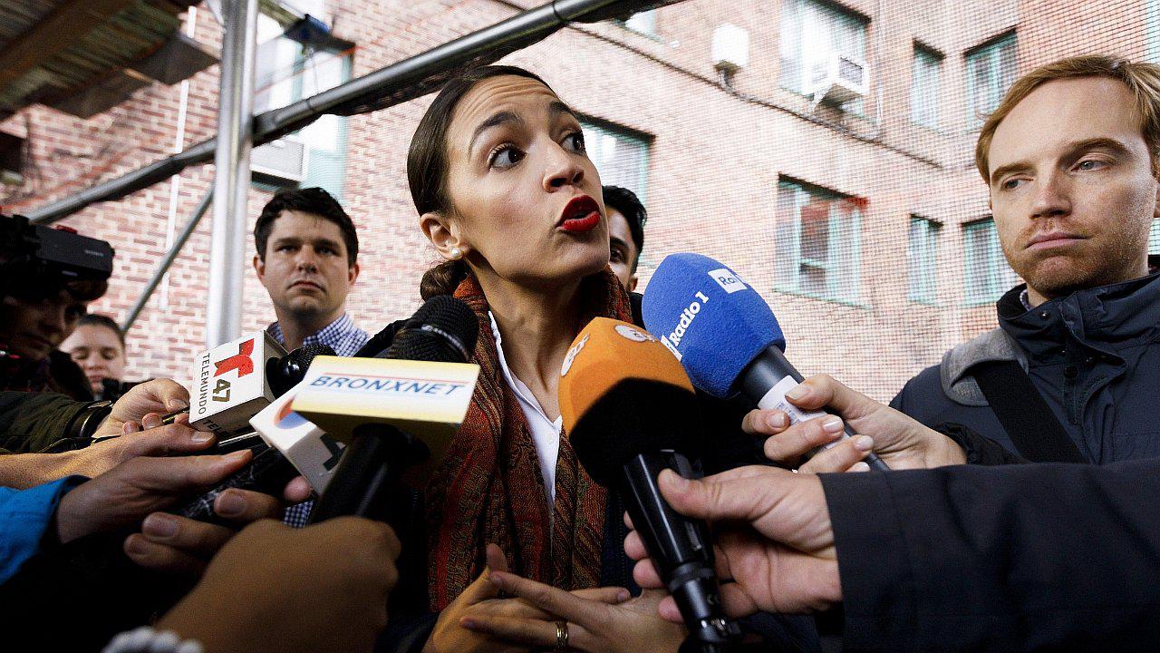 Congresista electa de Estados Unidos afirma que no tiene dinero para mudarse