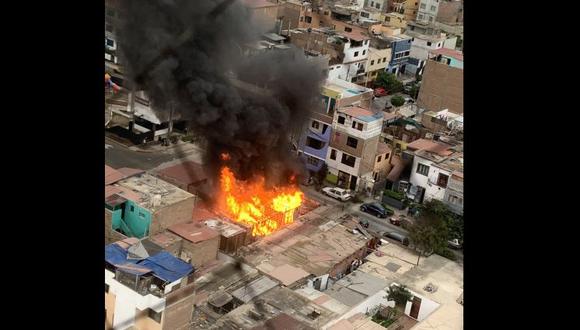 Incendio en la cuadra 5 de la calle Carlos Bondy en Pueblo Libre. (Foto: @MSotoFlorian)