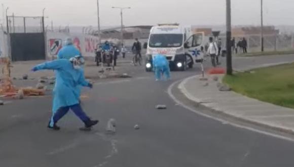 Tacna: personal de salud libera carretera bloqueada para que ambulancia traslade a un paciente (Foto: captura de video)