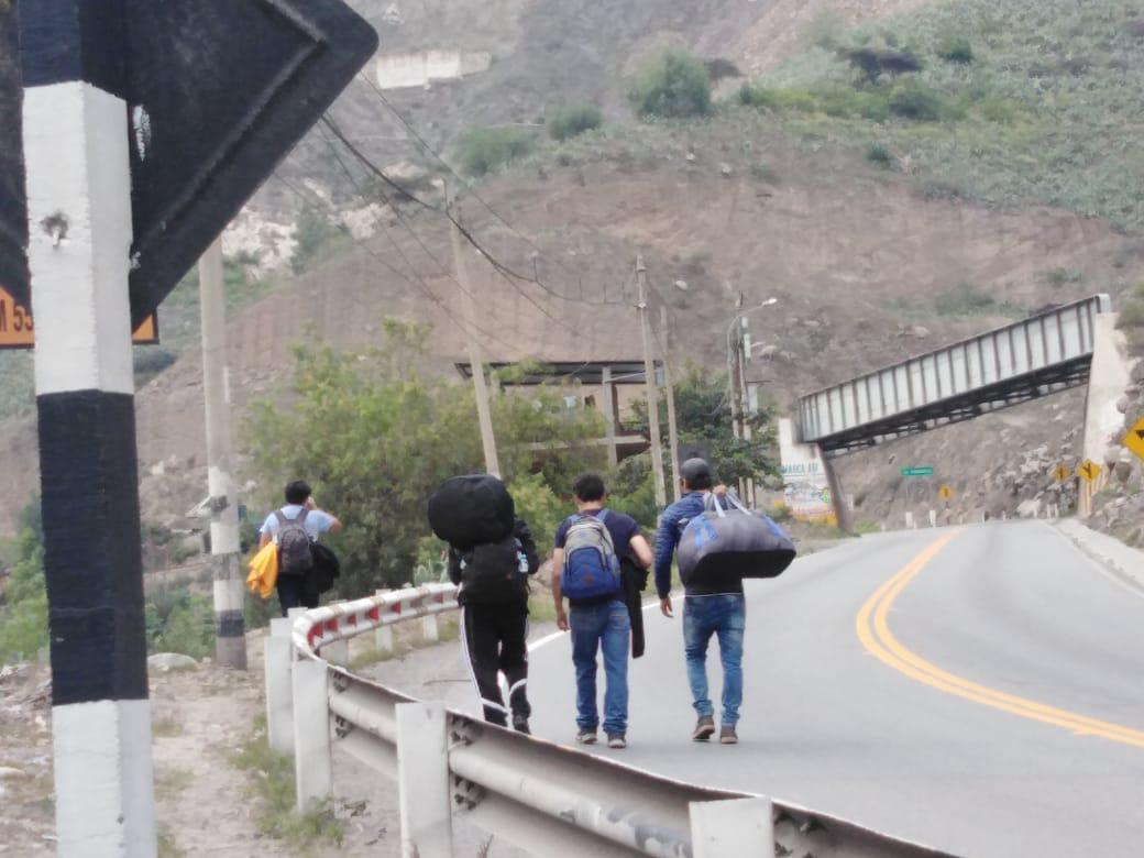 Personas se trasladan por la Carretera Central