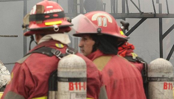Cercado de Lima: se registra incendio y acuden seis unidades de bomberos