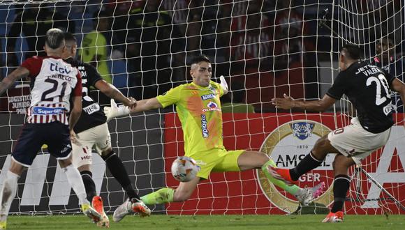 La "U" anota por intermedio de Alex Valera, pero árbitro anuló el gol. (Foto: AFP)