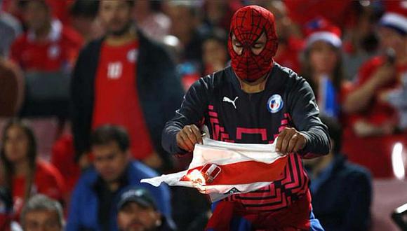 Chile: Hincha enmascarado quema camiseta peruana en el Estadio de Santiago 