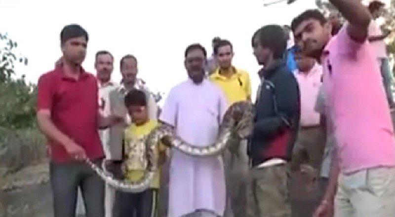 Facebook: Joven intenta tomarse un sefie con una anaconda pero nada sale bien [VIDEO]