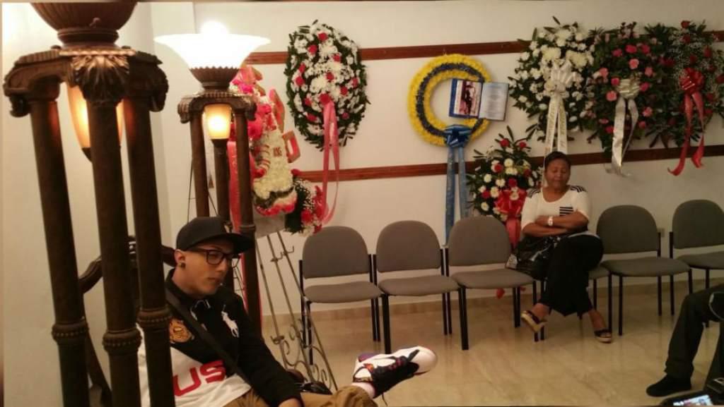 Joven muere y lo velan sentado y con un cigarrillo en la mano [VIDEO] 