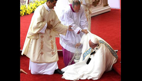 Papa Francisco sufre tremenda caída durante misa en Polonia [VIDEO] 