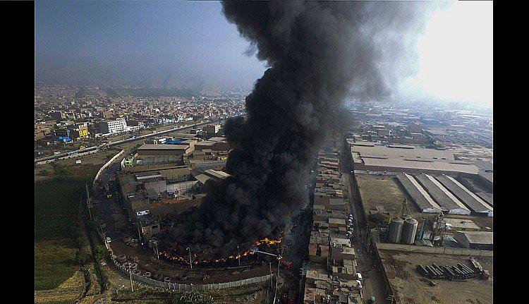 ​Nube negra altamente tóxica invade Lima Norte tras incendio de almacén de llantas (FOTOS y VÍDEO)