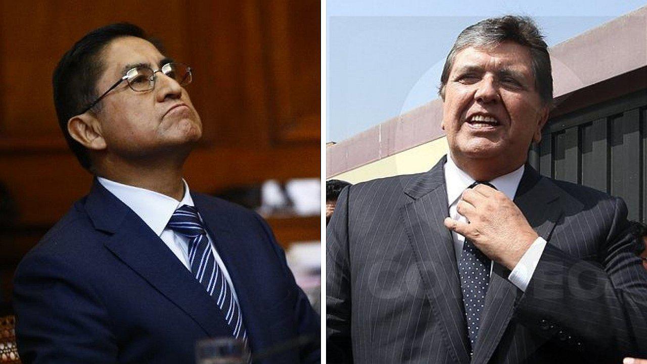 Alan García condecoró a César Hinostroza cuando era presidente (FOTO)