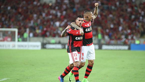 Miguel Trauco y Paolo Guerrero dejan de celebrar en el Flamengo