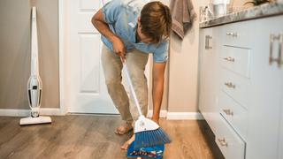 Cómo limpiar el suelo sin levantar polvo: el truco de la escoba