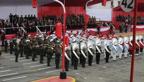 Militares se preparan para la parada. (Foto: GEC)