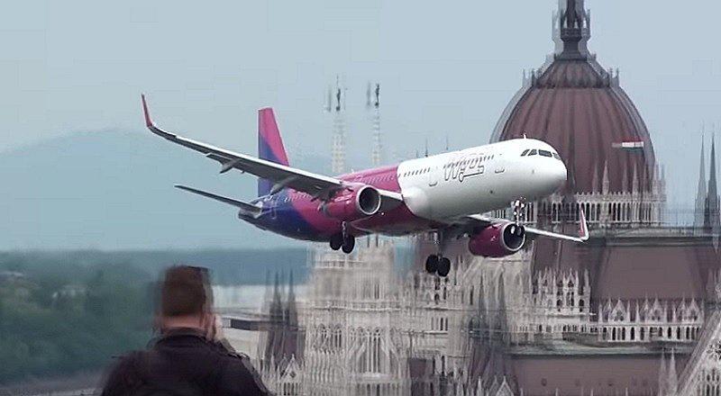 YouTube: Avión con pasajeros pasa rozando la capital de Hungría [VIDEO]