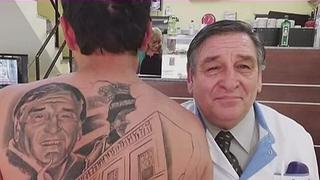 Hombre se tatúa el médico que le salvó la vida en su espalda