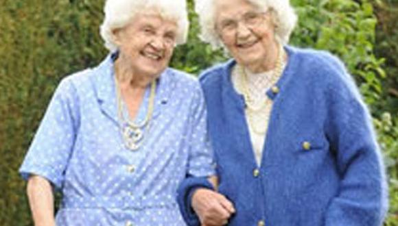 Las gemelas más longevas del mundo viven en Inglaterra 