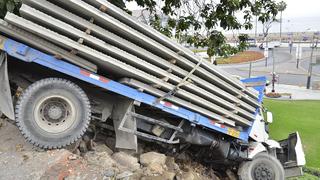 Chorrillos: Camión quedó suspendido en árbol