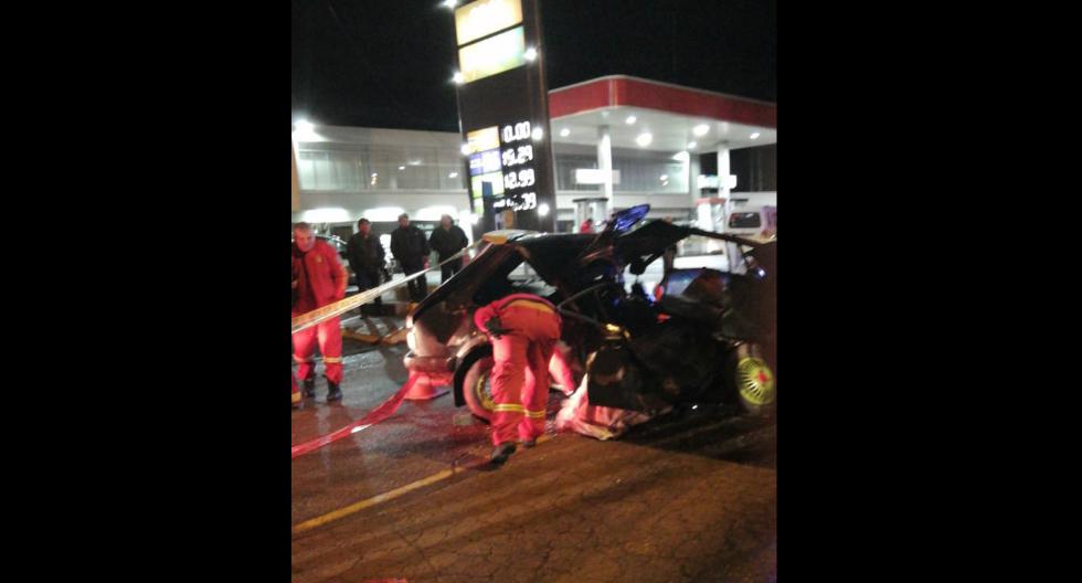 Vehículo quedó destrozado tras el brutal impacto. (GEC)