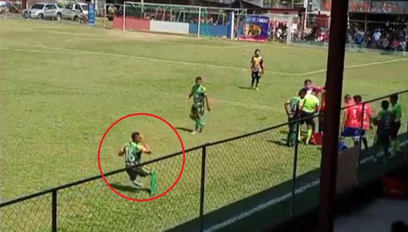 Rosbin Ramos, jugador de la tercera división de fútbol de Guatemala, intentó engañar al árbitro y simuló recibir una pedrada. (Foto: Captura de pantalla)