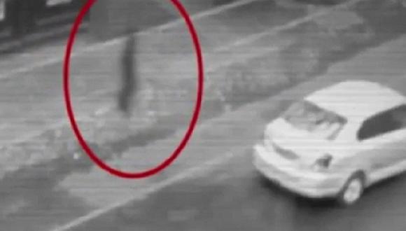 YouTube: Terrorífico 'fantasma' circula por calles y es captado por cámaras [VIDEO]