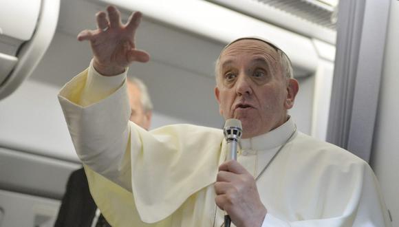 Papa rechaza marginar a gais, pero mantiene cruz sobre divorciados