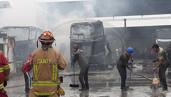 Dos buses interprovinciales se queman dentro de taller en Ate Vitarte | VIDEO 