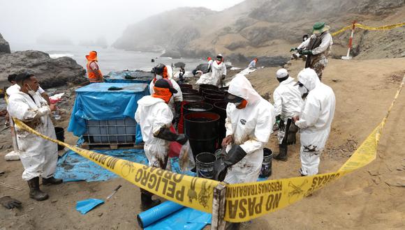 Trabajadores vienen recogiendo el petróleo derramado que causó muertes incalculables en la fauna marina. (Foto:  Julio Reaño/@photos.gec)