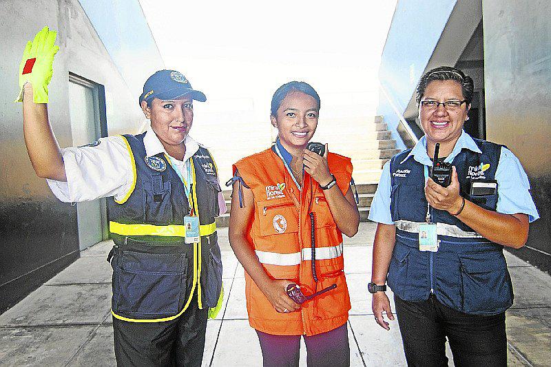Mujeres celebran su día trabajando