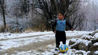 Lionel Messi: Conoce a Murtaza, el niño afgano que emula al argentino con una bolsa de plástico 