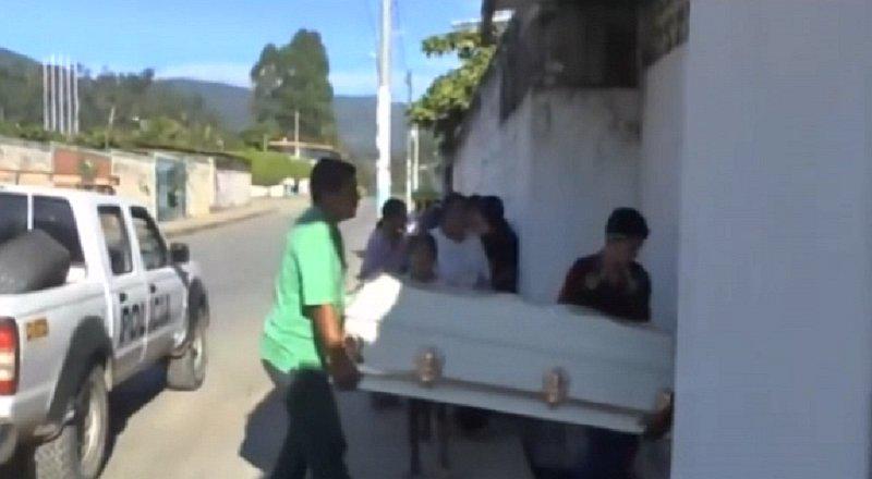 Fiscal irrumpe en velatorio y se lleva al difunto con ataúd y todo | VIDEO