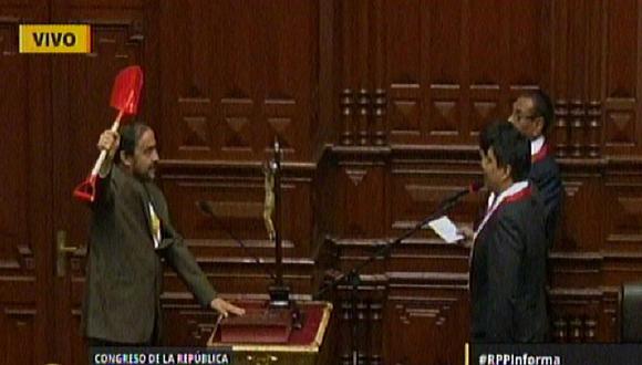 Yonhy Lescano usa "lampita" para juramentar en el Congreso [VIDEO]