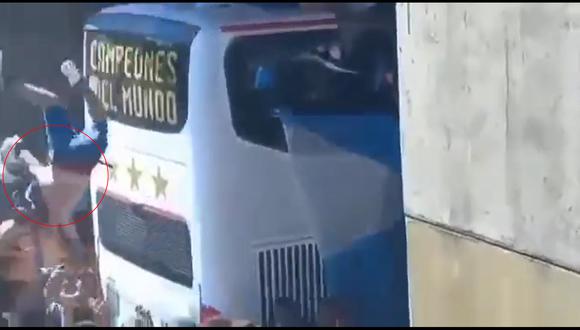 Hincha de Argentina saltó desde puente para entrar al bus de la selección. (Foto: Captura de video)