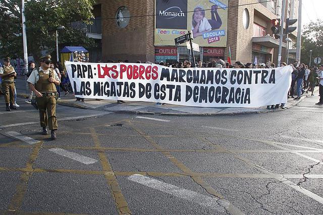 ​Reprimen a manifestantes que repudian al papa Francisco en Chile (FOTOS)