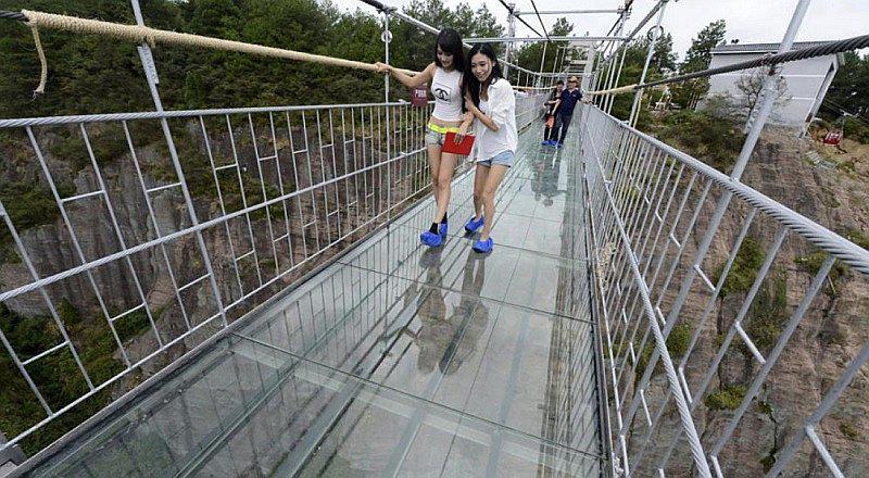 China: Crean puente de cristal y así reaccionan las personas que lo pasan [VIDEOS]