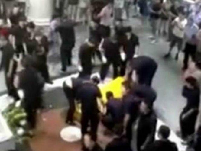 Protestan con cadáver de mujer que murió en escalera eléctrica [VIDEO]