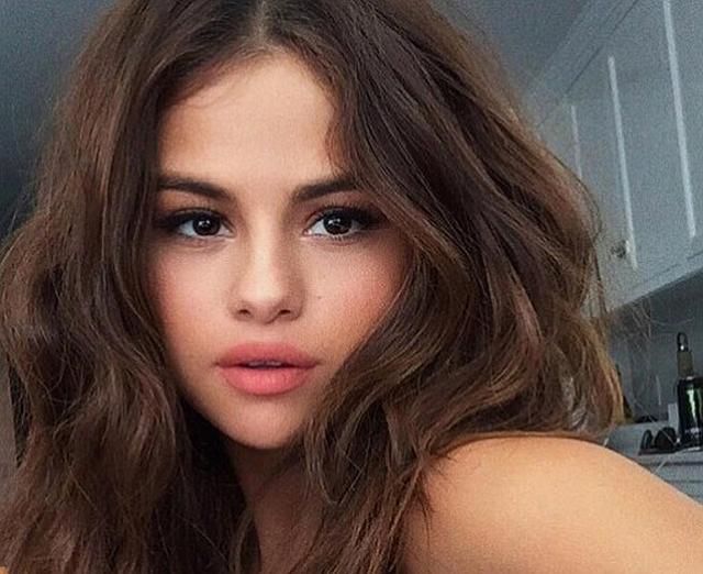 Selena Gómez y las fotos más sexys de su carrera artística (GALERIA)