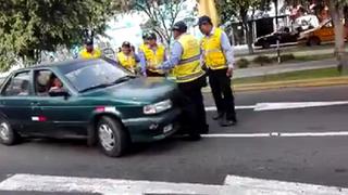 Inspector de tránsito es embestido por chofer de colectivo informal [VIDEO]