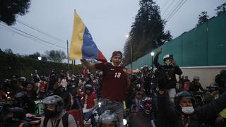 Repartidores venezolanos alientan a su selección fuera del Estadio Nacional | FOTOS