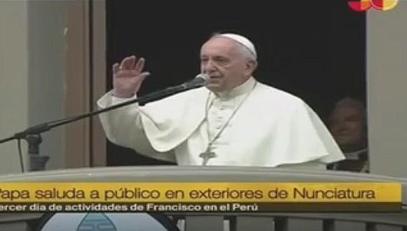 Papa Francisco bendice a fieles antes de partir a Trujillo