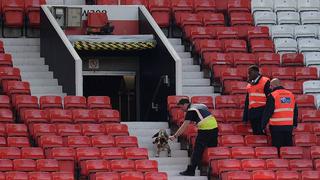 Dos hinchas se esconden en baños de Old Trafford para ver partido 