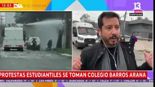 Escolares tiran piedras a reportero de televisión e interrumpen su despacho EN VIVO