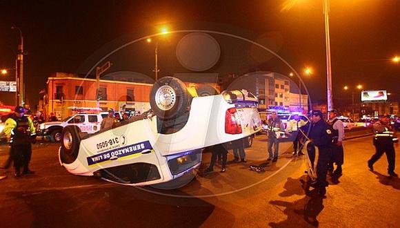 Cercado de Lima: patrullero de serenazgo y taxi protagonizan impactante choque (VIDEOS)