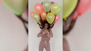 Ucraniana se roba miradas con extravagante peinado hecho con una docena de globos de helio 