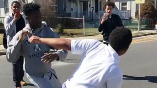 Facebook: dos chicos protagonizan pelea callejera pero ¡no te imaginas cómo terminó! (VIDEO)