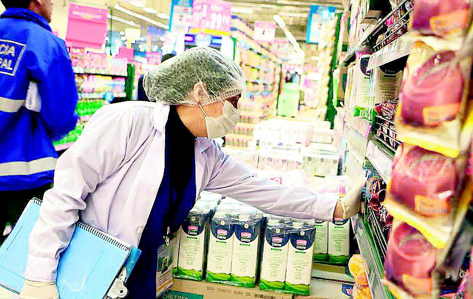 SJL: cierran supermercados por alimentos malogrados y pagarán 'sencillo' de multa