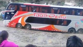 Facebook: pasajeros unen fuerzas y hacen esta hazaña para mover bus tras huaico (VIDEO)