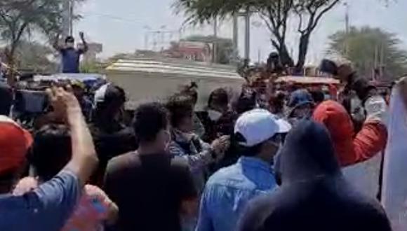 Piura: Decenas de asistentes a velorio de exrecluso Luis Alberto Torres Farfán (43), “El Muco”, abatido por la policía en un enfrentamiento, se olvidan del distanciamiento y hasta bailan con el féretro.
