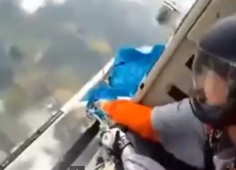 Hombre salva la vida luego que su paracaídas se enreda en helicóptero [VIDEO] 