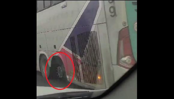 bus de empresa CIVA circulando por la carretera “inclinado” (Captura de video en Twitter)