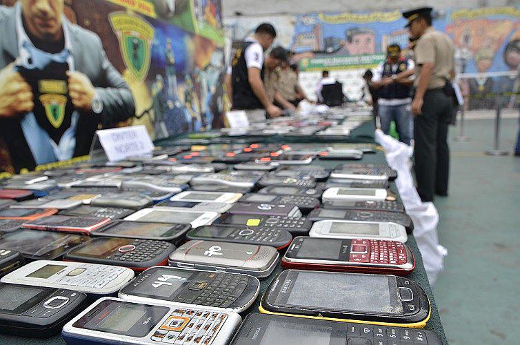 ​Cercado de Lima: Policía decomisa celulares robados en "El Sótano" [FOTOS]